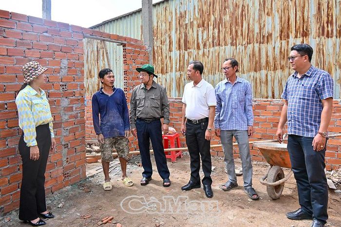 Phó Chủ tịch Thường trực Ủy ban MTTQ Việt Nam tỉnh Cà Mau Lê Thanh Triều cùng lãnh đạo Ủy ban MTTQ Việt Nam xã Đông Hải khảo sát tiến độ xây dựng nhà Đại đoàn kết cho hộ ông Trương Văn Ngoãn (ấp Vĩnh Điền).