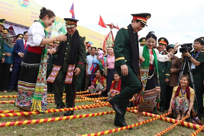 Đại tướng Phan Văn Giang và Đại tướng Khamliang Outhakaysone tham gia các hoạt động giao lưu văn hóa, thể dục, thể thao. Nguồn: Cổng TTĐT Bộ Quốc phòng