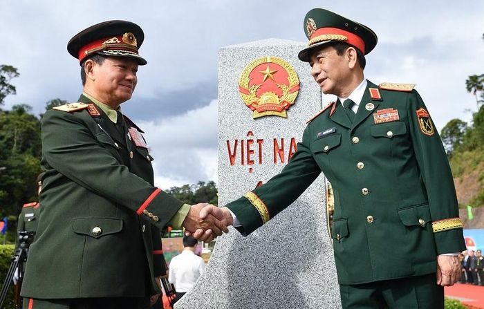 Đại tướng Phan Văn Giang và Đại tướng Khamliang Outhakaysone tại Cột mốc 460. Nguồn: Cổng TTĐT Bộ Quốc phòng