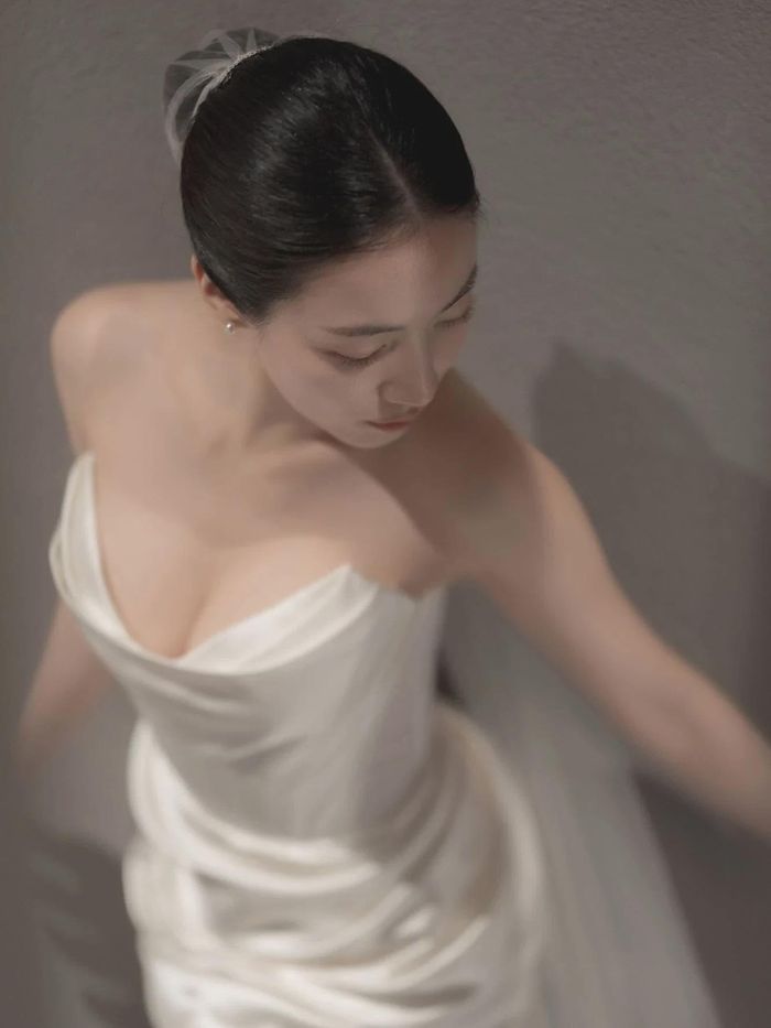 Hwa Young ngày càng đằm thắm với gu thời trang thanh lịch. (Ảnh: IGNV)