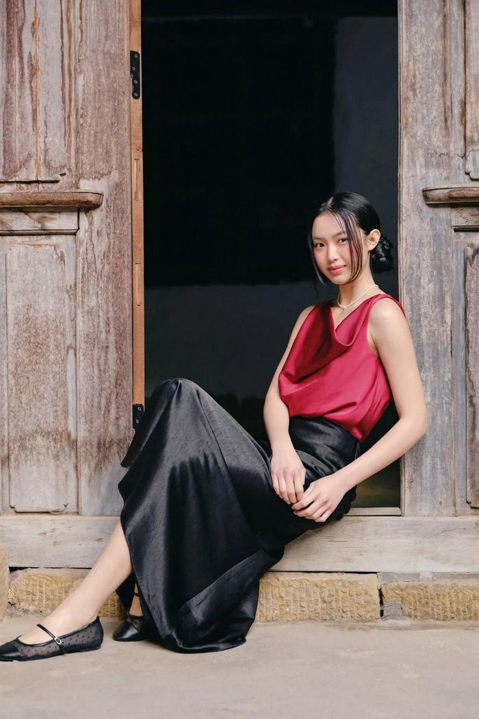 Vải lụa có bề mặt mềm mại, nhẹ và có độ rủ tự nhiên