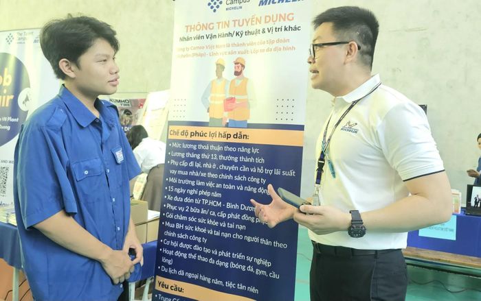 Sinh viên Lê Văn Trường trao đổi với nhà tuyển dụng tại Ngày hội việc làm của Trường Cao đẳng nghề Việt Nam – Singapore.