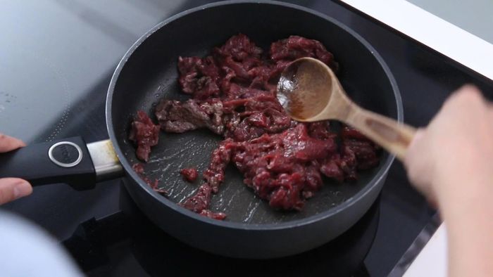 Xào thịt bò trên lửa lớn và đảo nhanh tay khoảng 1 - 2 phút