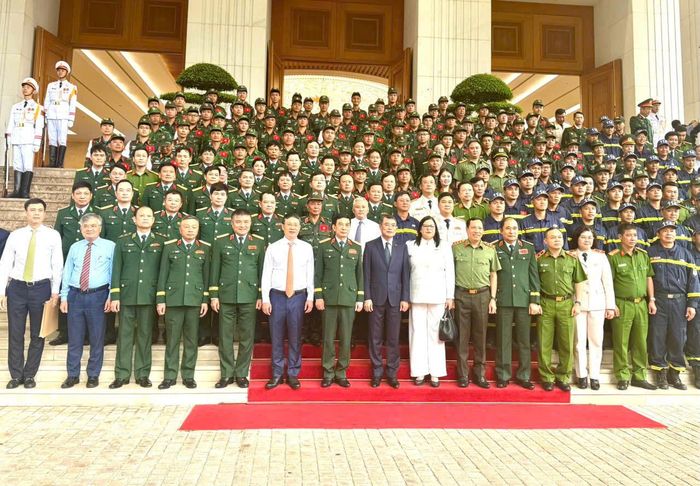 Thủ tướng Lê Minh Hưng và các đại biểu tham dự buổi lễ chụp ảnh lưu niệm cùng toàn thể các thành viên trong đoàn tham dự CHCN tại Venezuela