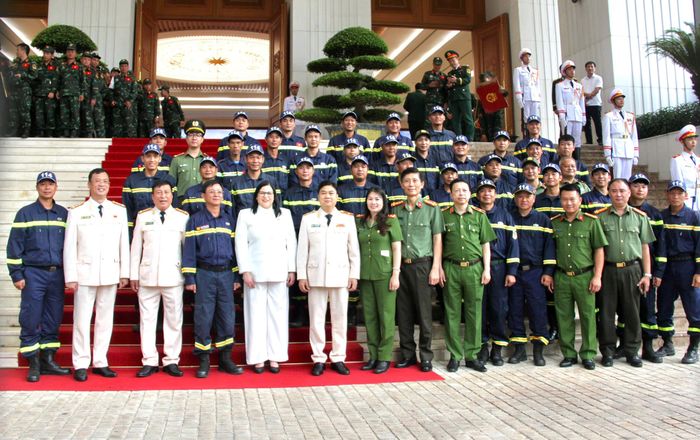 Lãnh đạo Cục PCCC và CHCN - Bộ Công an chụp ảnh lưu niệm cùng các thành viên tham gia công tác CHCN tại Venezuela