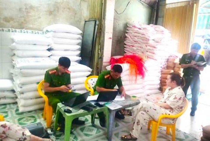 Cơ quan công an làm việc với chủ cơ sở. Ảnh: CA Cà Mau.