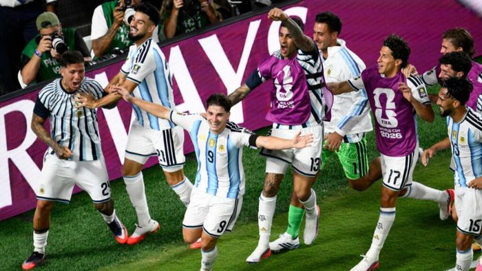 World Cup 2026: Julían Álvarez lập siêu phẩm góp công đưa Argentina đi tiếp