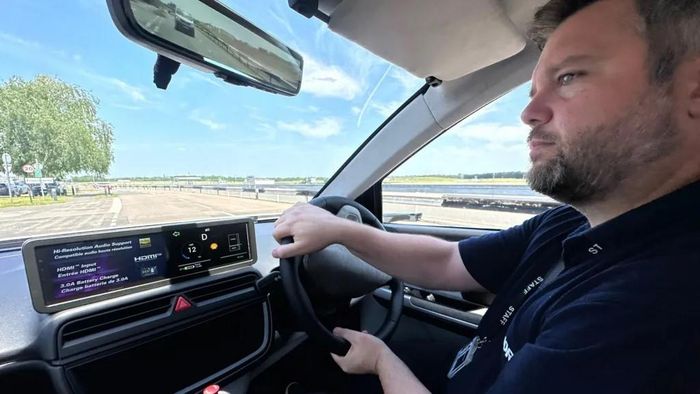 Một phần động cơ và toàn bộ khối pin của xe ngâm trong dung dịch làm mát pin chuyên dụng. Ảnh: BBC