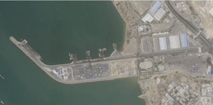 Ảnh vệ tinh ghi lại thiệt hại tại tháp điều khiển ở cảng Chabahar (Iran) sau khi quân đội Mỹ tuyên bố mở đợt không kích mới nhằm duy trì tự do hàng hải qua eo biển Hormuz. (Ảnh: Reuters)