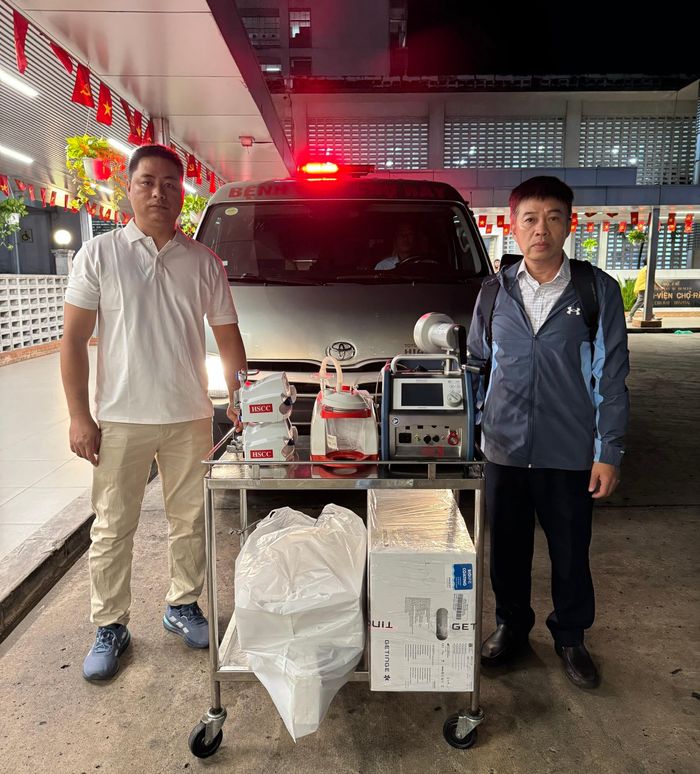 Bác sĩ chuyên khoa II Trần Thanh Linh (bên phải) và điều dưỡng khoa Hồi sức cấp cứu Nguyên Đức Trung đưa máy ECMO và nhiều thiết bị y tế ra sân bay Tân Sơn Nhất.