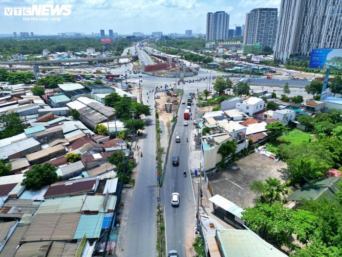 Theo ghi nhận, đoạn đường Lương Định Của, khu vực giao với đường Nguyễn Hoàng vẫn còn vướng mặt bằng. Đây là điểm nghẽn khiến tiến độ dự án nhiều lần phải điều chỉnh.