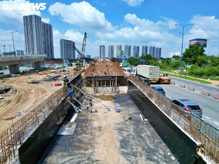 Trên công trường, các đơn vị đang thi công nhánh cầu N4 kết nối từ đường Đồng Văn Cống ra đại lộ Mai Chí Thọ và nhánh N1.1 thuộc hạng mục cầu chữ Y.