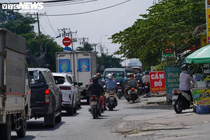 Theo Ban Quản lý dự án đầu tư xây dựng các công trình giao thông TP.HCM (Ban Giao thông), nguyên nhân chính khiến dự án chậm tiến độ là chưa có mặt bằng để triển khai một số hạng mục trên đường Lương Định Của.