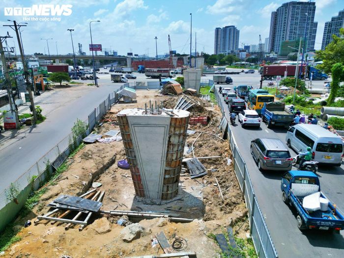 Tuy nhiên, phần đường đầu cầu, mố M1 cùng hai trụ T1 và T2 nằm trên đường Lương Định Của vẫn chưa thể triển khai do chưa được bàn giao mặt bằng.