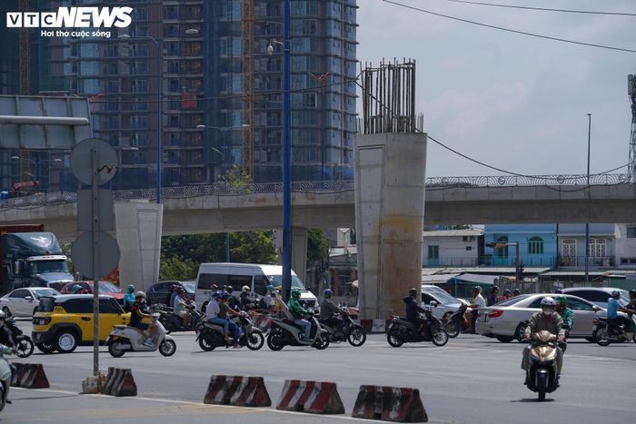 Trên cơ sở tiến độ giải phóng mặt bằng, Ban Giao thông xây dựng lại kế hoạch thi công các hạng mục còn lại. Sau khi hoàn thành việc di dời hệ thống điện trung, hạ thế và tuyến ống cấp nước D500, thời gian thi công dự kiến kéo dài khoảng 5 tháng.
