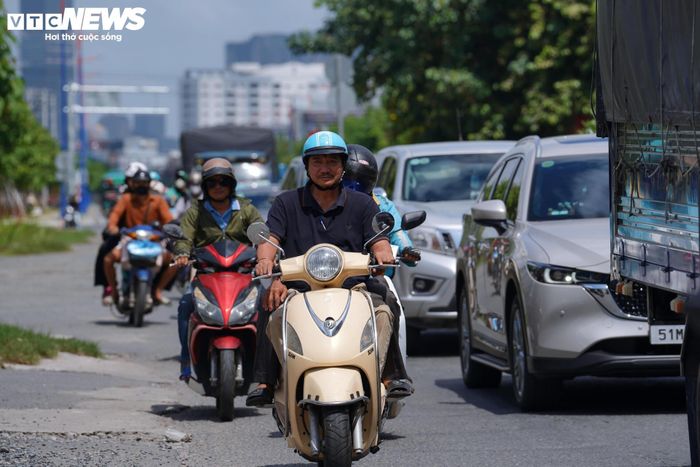 Tại khu vực này, mặt đường hẹp, lưu lượng phương tiện đông khiến nhiều thời điểm các dòng xe phải nối đuôi nhau di chuyển chậm để qua nút giao.