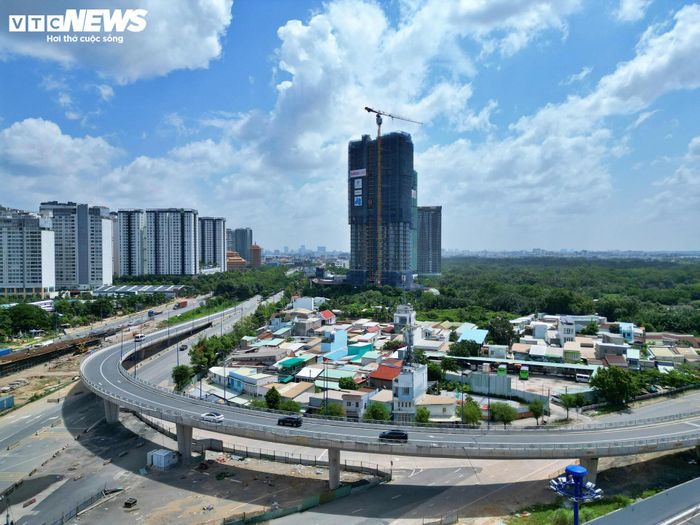 Trước đó, hai nhánh cầu vượt N2 và N3 đã được đưa vào khai thác. Trong đó, nhánh N2 kết nối từ đường dẫn cao tốc TP.HCM - Long Thành - Dầu Giây rẽ trái xuống đại lộ Mai Chí Thọ, còn nhánh N3 kết nối trực tiếp từ đại lộ Mai Chí Thọ sang đường Đồng Văn Cống đi cảng Cát Lái.