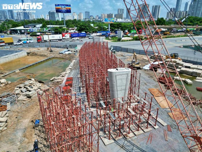 Riêng nhánh cầu N1.2, phần nằm trong phạm vi nút giao vẫn đang được triển khai, song thời điểm thông xe dự kiến vào ngày 30/4/2027 và phụ thuộc vào tiến độ bàn giao mặt bằng trên đường Lương Định Của. Trong khi đó, các gói thầu hoàn thiện gồm cây xanh, hệ thống camera và bảng thông tin điện tử dự kiến hoàn thành trong tháng 11/2026.