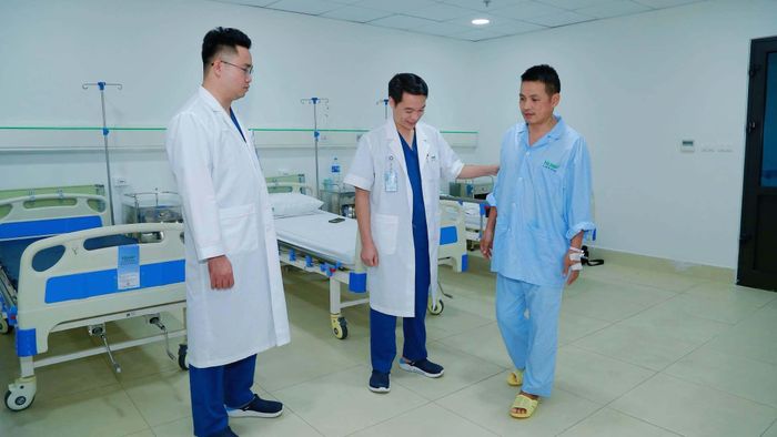Anh T vui mừng khi đi lại bình thường sau 14 năm đau đớn.
