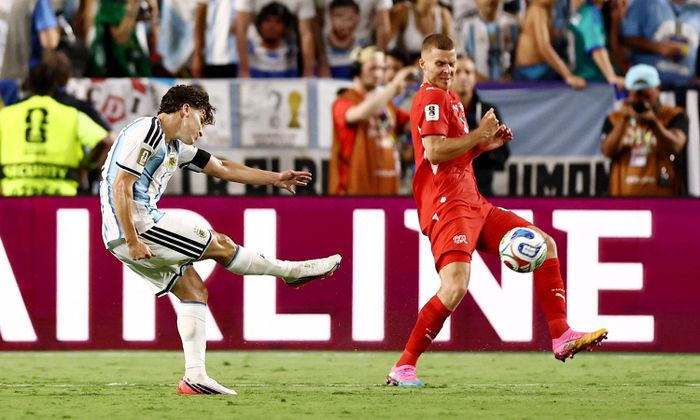 Alvarez tạo ra siêu phẩm sút xa giúp Argentina thắng trong hiệp phụ. (Ảnh: Reuters)