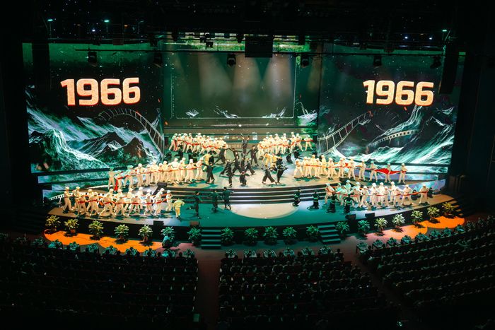 Chương trình nghệ thuật “80 năm – Vì an ninh Tổ quốc” tái hiện hành trình 80 năm xây dựng, chiến đấu và trưởng thành của lực lượng An ninh nhân dân bằng ngôn ngữ nghệ thuật hiện đại.