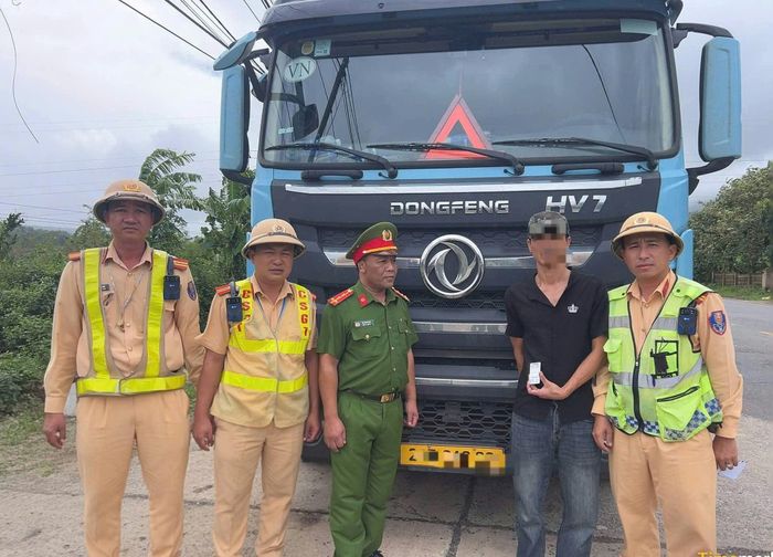 Qua kiểm tra, lực lượng công an phát hiện tài xế N.V.T dương tính với chất ma túy và trên ô tô đầu kéo do tài xế này cầm lái có 412 viên nén nghi là ma túy tổng hợp. (Ảnh: CACC)