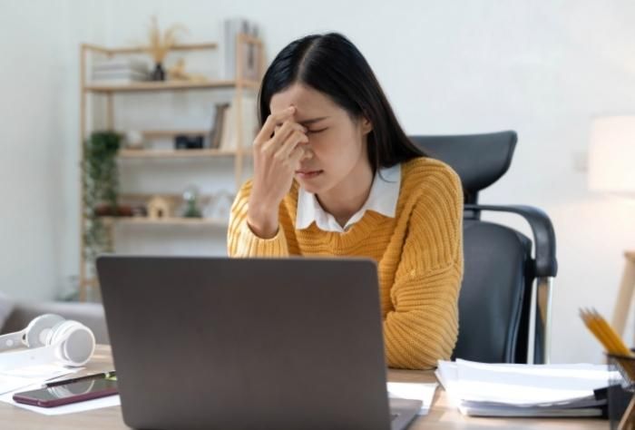 Thức khuya có thể gây mệt mỏi, mất tập trung trong công việc.