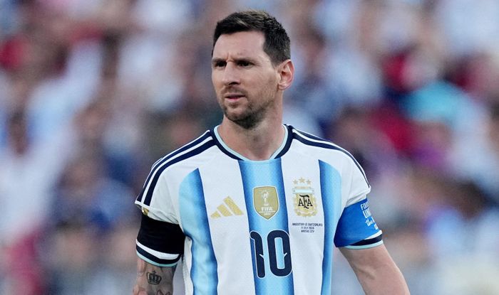 Messi sử dụng băng tay đen ở trận đấu gặp Thụy Sỹ.