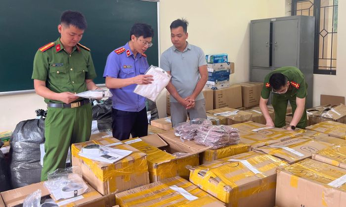 Các lực lượng chức năng tiến hành kiểm tra số hàng hóa Nguyễn Mạnh Cường làm giả. (Ảnh: CACC)