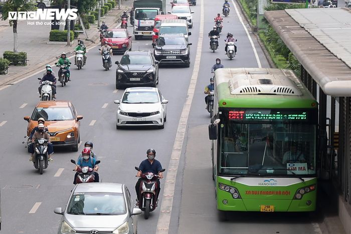 Tuyến đi qua nhiều khu đô thị lớn và giao cắt với các trục đường như Quang Trung, Thanh Bình, Lê Quang Đạo kéo dài. Dù hạ tầng đã được đầu tư, khu vực này vẫn thường xảy ra ùn tắc, đặc biệt qua địa bàn Hà Đông do lưu lượng phương tiện lớn và ảnh hưởng từ việc tổ chức làn riêng xe buýt nhanh BRT.