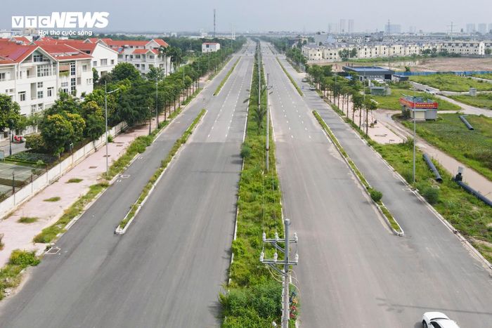 Thành phố đang tập trung triển khai hai cây cầu vượt sông Hồng cùng các hạng mục tại nút giao Đại lộ Thăng Long, phấn đấu hoàn thành và thông xe toàn bộ cầu vào ngày 30/9 năm sau.
