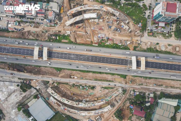Một trong những hạng mục quan trọng trên tuyến là nút giao giữa Vành đai 3,5 và Đại lộ Thăng Long. Công trình có tổng vốn đầu tư hơn 2.380 tỷ đồng, được khởi công từ tháng 4/2025 với thiết kế gồm hầm chui, hầm hở và hệ thống cầu nhánh tuabin trên cao.
