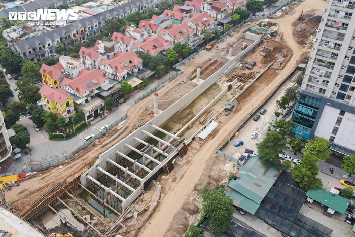 Trong đó, hầm chui dài 975m, rộng 18,5m với quy mô 4 làn xe; hệ thống cầu nhánh dài hơn 2,3km giúp giảm xung đột giao thông tại khu vực giao cắt.