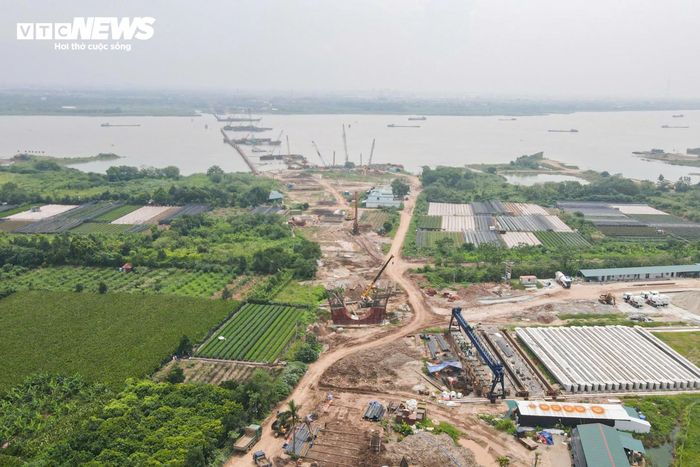 Cùng với đó, dự án cầu Thượng Cát vượt sông Hồng và đường dẫn hai đầu cầu cũng đang được đẩy nhanh tiến độ. Công trình dài hơn 5,2km, thiết kế 8 làn xe theo dạng cầu dây văng, trong đó phần cầu chính dài khoảng 3,9km, đoạn vượt sông Hồng dài 780m.