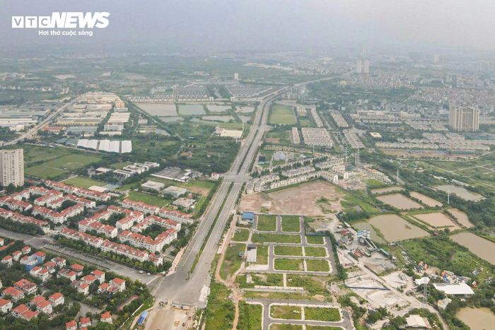 Theo quy hoạch, toàn tuyến được chia thành 9 đoạn thành phần với tiến độ đầu tư khác nhau. Đến nay, khoảng 15km Vành đai 3,5 đã hoàn thành và đưa vào khai thác. Tuy nhiên, tuyến đường vẫn chưa thể vận hành đồng bộ do một số hạng mục kết nối, trong đó có nút giao với Đại lộ Thăng Long, đang trong quá trình triển khai.