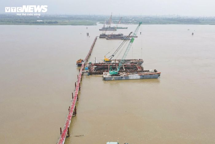 Các nhà thầu đang tập trung thi công cọc khoan nhồi trụ chính và cầu dẫn. Công trình có điểm đầu tại đường Kỳ Vũ (phường Thượng Cát), điểm cuối kết nối Quốc lộ 23B qua xã Thiên Lộc, dự kiến hoàn thành vào năm 2027.