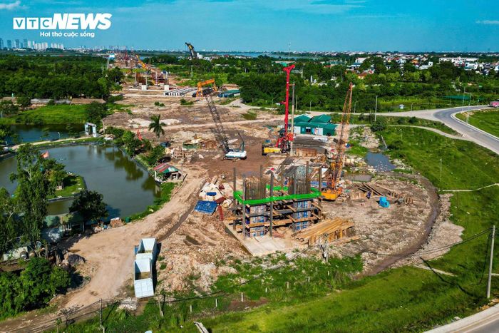 Trên công trường, nhiều hạng mục của dự án đang được thi công đồng loạt. Khu vực đường dẫn qua các xã Thanh Trì và Bát Tràng đã xuất hiện nhiều trụ cầu cạn hoàn thành phần bệ móng, chuyển sang thi công thân trụ.
