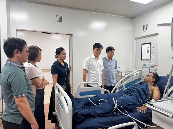 Ông Trần Minh Khoa, Chủ tịch UBND đặc khu Phú Quốc, đến thăm nạn nhân đang điều trị tại Bệnh viện Mặt Trời. (Ảnh: Hoàng Dung)