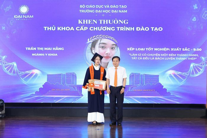 TS. Lê Đắc Sơn – Chủ tịch Hội đồng trường trao giấy khen cho Thủ khoa Trần Thị Mai Hằng.