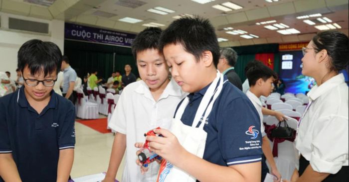 Học sinh tìm hiểu các nội dung thi đấu và công nghệ robot tích hợp AI, IoT.