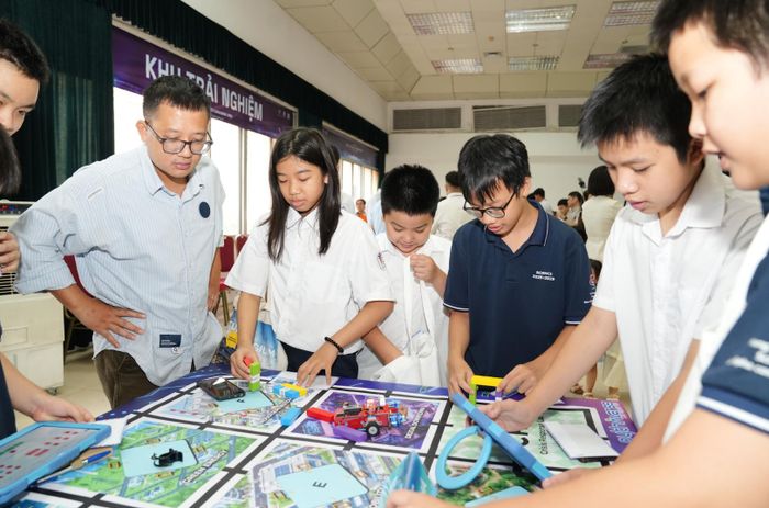 Cuộc thi dành cho học sinh từ 6-18 tuổi, hướng tới tuyển chọn những đội xuất sắc đại diện Việt Nam tham dự vòng chung kết Robotics quốc tế.