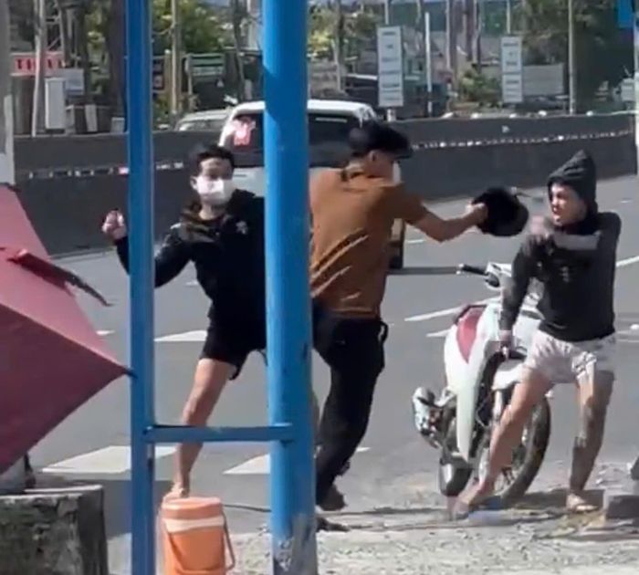 Hai kẻ cầm dao tấn công nam thanh niên. (Ảnh chụp từ clip)
