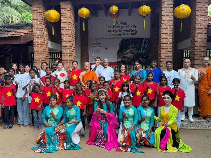 Chương trình “Ngày Văn hóa Việt Nam” tại Thiền viện Trúc Lâm thu hút đông đảo trẻ em và người dân địa phương tham gia. (Ảnh: NVCC)