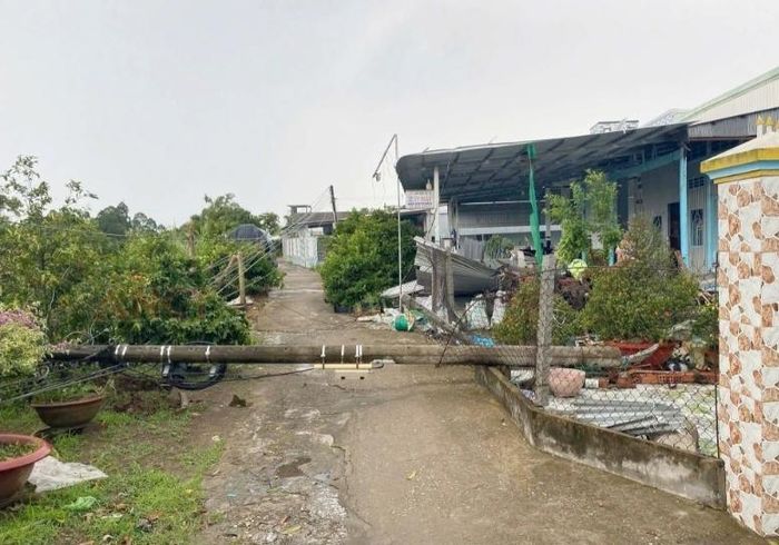 Nhiều trụ điện bị lốc xoáy xô ngã. (Ảnh: Công an Cần Thơ)