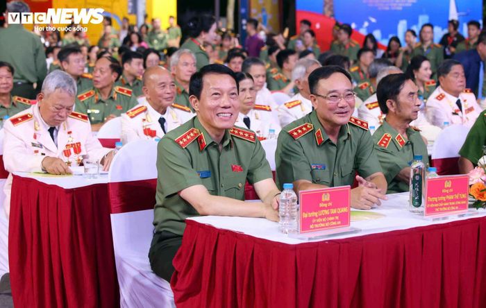 Bí thư Thành ủy Hà Nội Trần Đức Thắng và Đại tướng Lương Tam Quang, Bộ trưởng Bộ Công an, cùng các đại biểu tham dự chương trình.