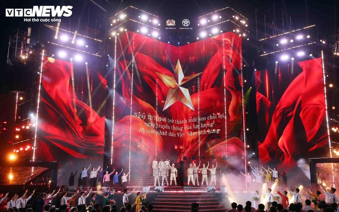 Gala nghệ thuật “Tổ quốc bình yên” mang chủ đề “Dòng chảy”, được dàn dựng như một bản trường ca nghệ thuật về lực lượng An ninh Nhân dân ngay tại nơi khởi nguồn truyền thống.
