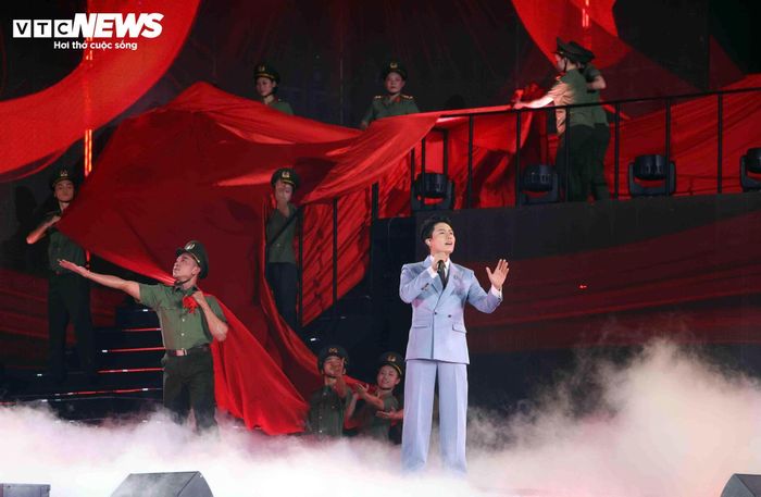 Đêm gala quy tụ nhiều nghệ sĩ như Hồng Nhung, Ngọc Anh, Anh Tú, Lâm Bảo Ngọc... cùng dàn nhạc giao hưởng và hàng trăm cán bộ, chiến sĩ Công an Nhân dân tham gia biểu diễn. Sự kết hợp giữa nghệ sĩ chuyên nghiệp và lực lượng Công an Nhân dân góp phần tạo nên những tiết mục có quy mô lớn, làm nổi bật chủ đề của chương trình. 