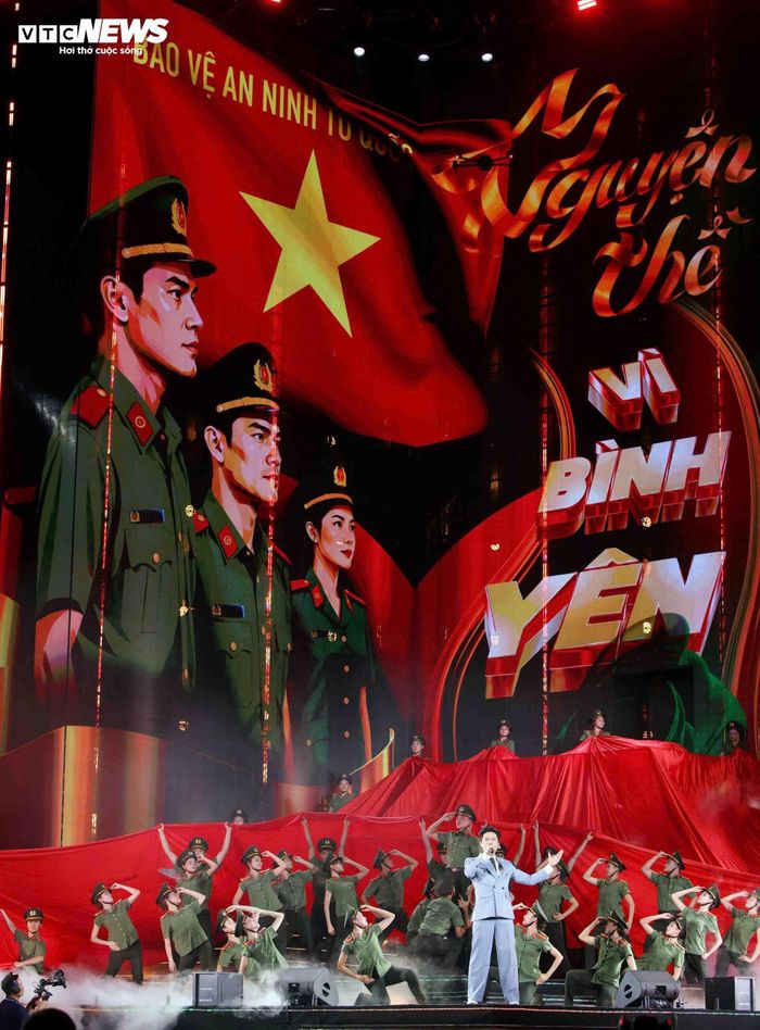 Chương “Khơi dòng”: Trở về Hà Nội năm 1946 qua ngôn ngữ kịch nói và hoạt cảnh, tái hiện chuyên án số 7 phố Ôn Như Hầu - thời khắc lực lượng an ninh non trẻ mưu trí đập tan âm mưu phản cách mạng, khơi nguồn cho một dòng chảy 80 năm vẻ vang.