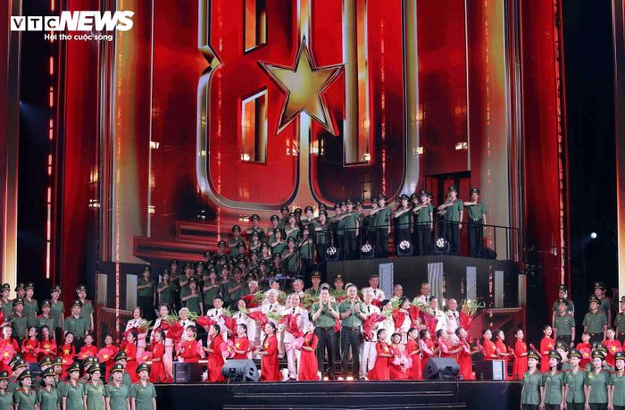Đại tướng Lương Tam Quang, Bộ trưởng Bộ Công an và Thượng tướng Phạm Thế Tùng, Thứ trưởng Bộ Công an tặng hoa tri ân các Anh hùng lực lượng An ninh Nhân dân các thời kỳ.