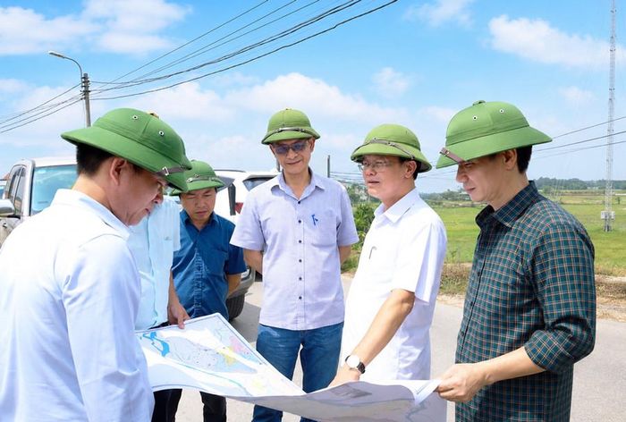 Đoàn khảo sát xây dựng trạm bơm dẫn nước từ sông Tích ra sông Hồng (đoạn phường Sơn Tây). Ảnh: Kim Văn